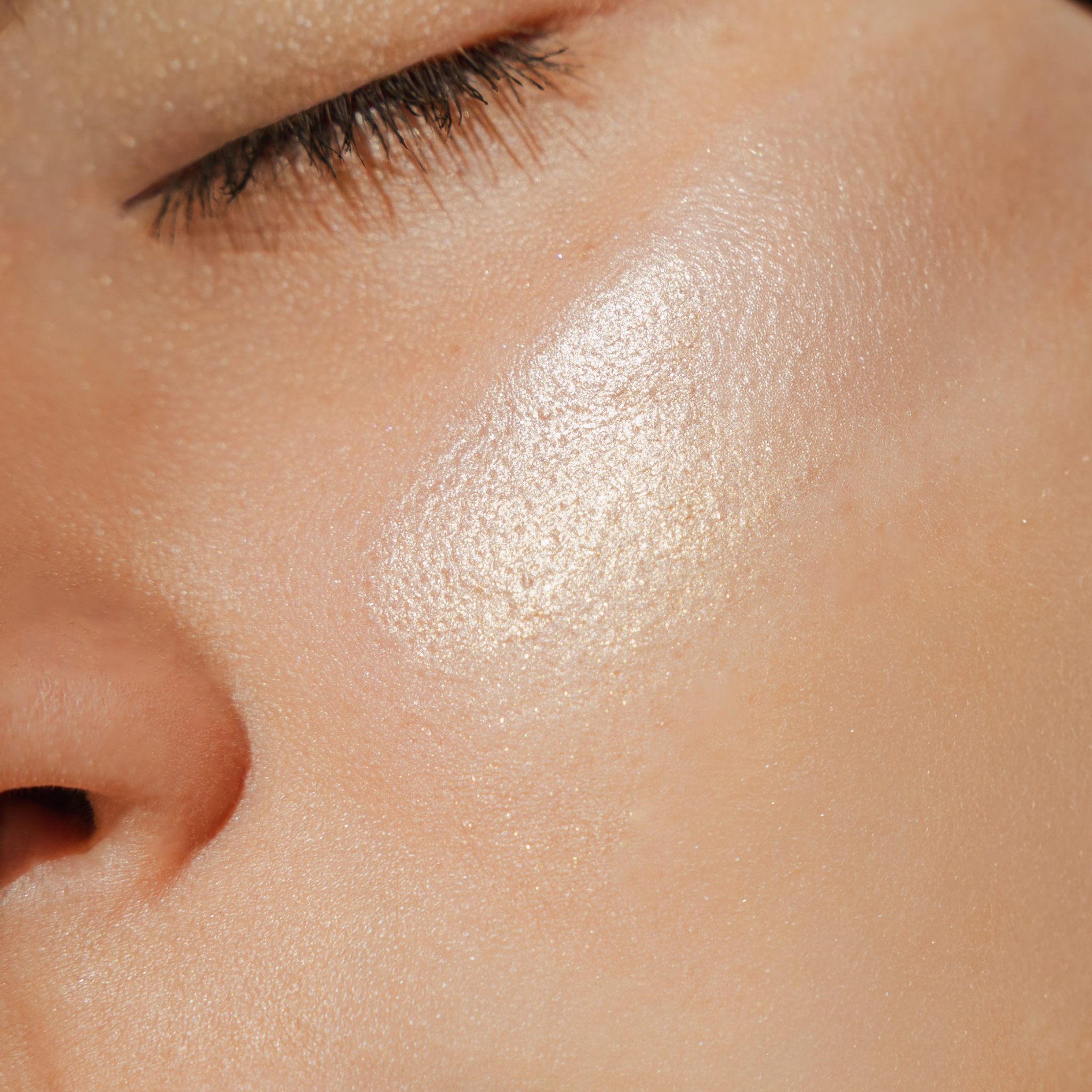 Dewy highlighter for natural radiance