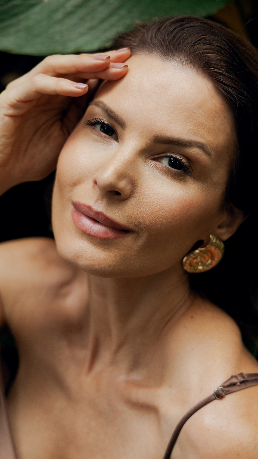 Model with smooth, radiant skin wearing L’Marcela Setting Powder, demonstrating its lightweight, natural matte effect on the face.