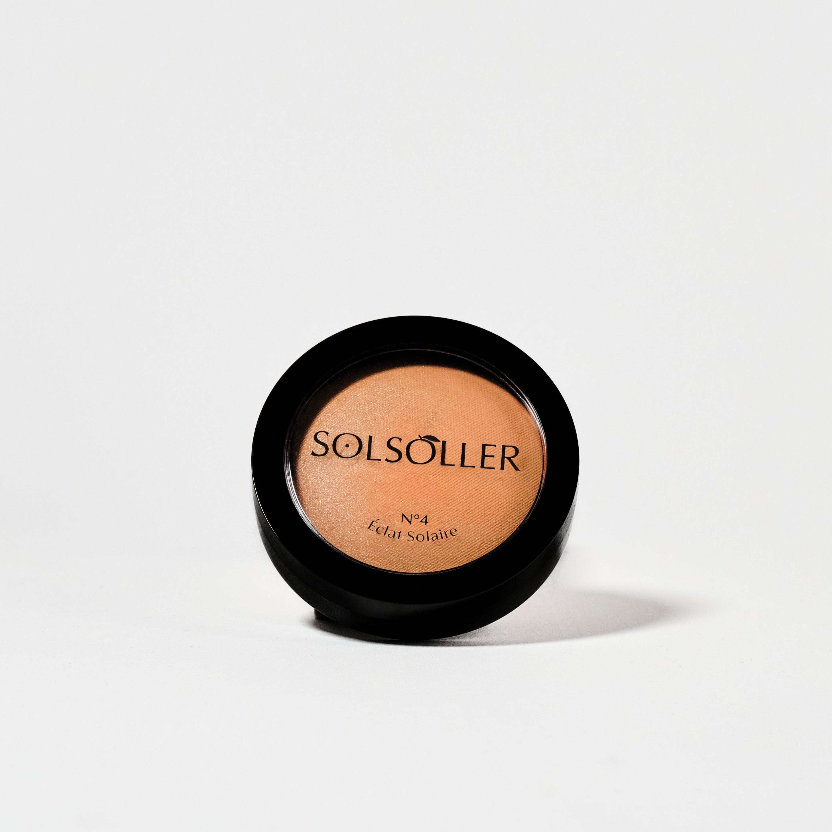Warm Sand Bronzer-Highlighter by Solsoller in a closed compact, offering a luminous glow with Vitamin E and light-reflecting pearls.